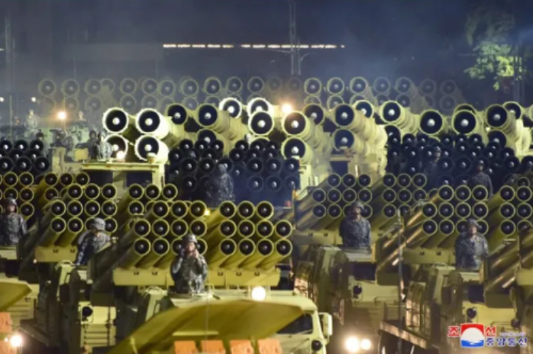 Các loại dàn phóng hỏa tiễn đa nòng đủ các cỡ của Triều Tiên (Ảnh: KCNA).