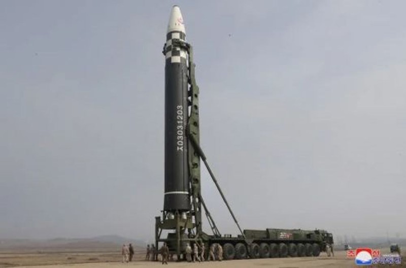 Tên lửa liên lục địa Hwasung-17 trong tư thế sẵn sàng phóng (Ảnh: KCNA).