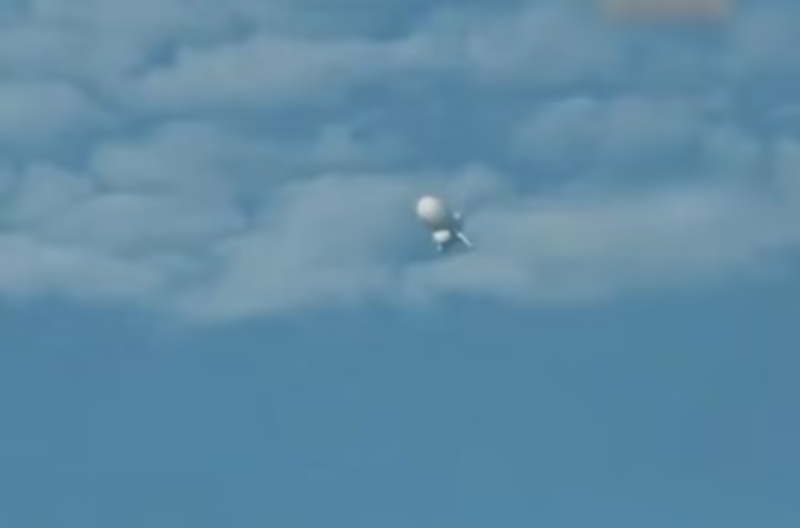 Ảnh của cư dân mạng chụp và đăng tải về UFO được cho là khí cầu radar của Mỹ xuất hiện gần cảng nhà tàu Liêu Ninh (Ảnh: QQ).