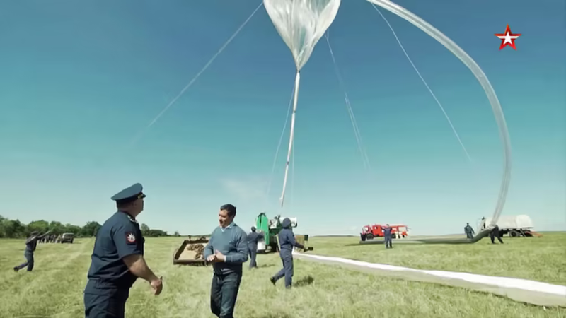 Binh sĩ Nga thả khí cầu lên không trung (Ảnh: QQ).