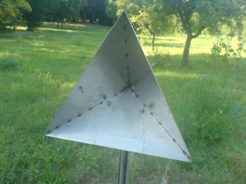 Tấm sắt hình Kim tự tháp được treo bên dưới khí cầu của Nga (Ảnh: QQ).