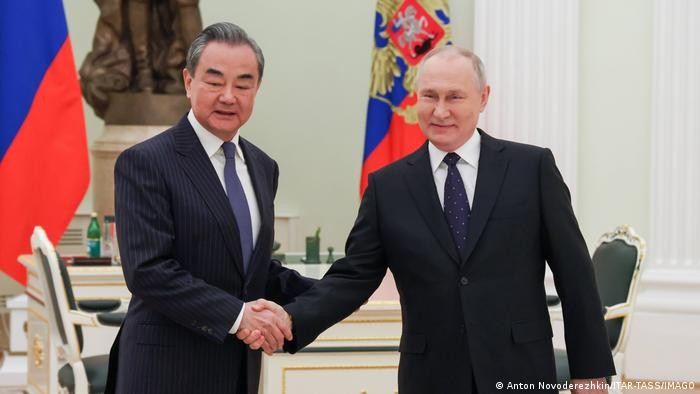 Ngày 22/2, Chủ nhiệm Văn phòng Đối ngoại Trung ương Trung Quốc gặp Tổng thống Nga Putin tại Moscow (Ảnh: TASS).