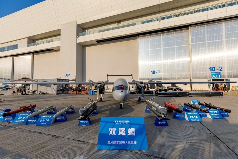 Bọ Cạp hai đuôi trưng bày cùng vũ khí .