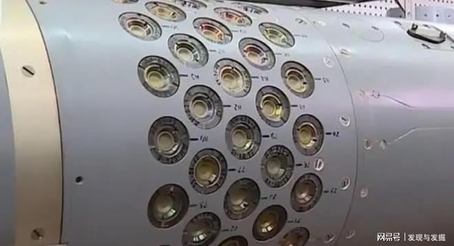 Cận cảnh các lỗ nhỏ phụt nhiên liệu đẩy trên thân đạn (Ảnh: NetEasy). Cận cảnh các lỗ nhỏ phụt nhiên liệu đẩy trên thân đạn (Ảnh: NetEasy).