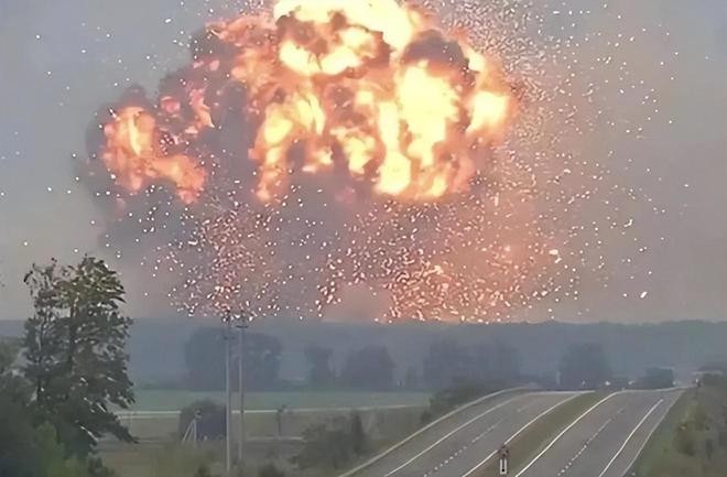 Hình ảnh cho thấy uy lực của bom UPAB-1500 (Ảnh: NetEasy). Hình ảnh cho thấy uy lực của bom UPAB-1500 (Ảnh: NetEasy).