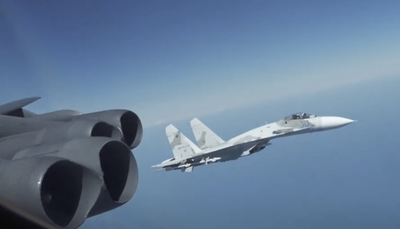 Máy bay Su-27 của Nga đã nhiều lần xuất kích ngăn chặn B-52 Mỹ trên vùng trời Biển Đen (Ảnh: Sina). Máy bay Su-27 của Nga đã nhiều lần xuất kích ngăn chặn B-52 Mỹ trên vùng trời Biển Đen (Ảnh: Sina).