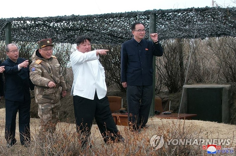 Nhà lãnh đạo Kim Jong-un tới hiện trường quan sát vụ thử nghiệm (Ảnh: Yonhap/KCNA).