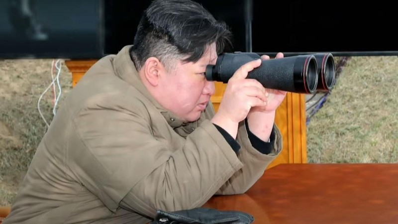 Nhà lãnh đạo Kim Jong-un quan sát vụ thử nghiệm (Ảnh: KCNA).