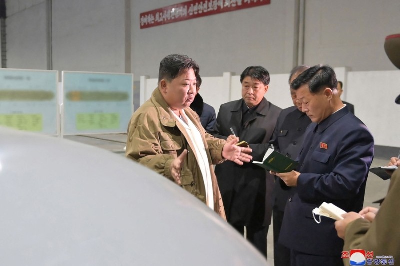 Nhà lãnh đạo Kim Jong-un và các chuyên gia tham gia cuộc thử nghiệm (Ảnh: KCNA).