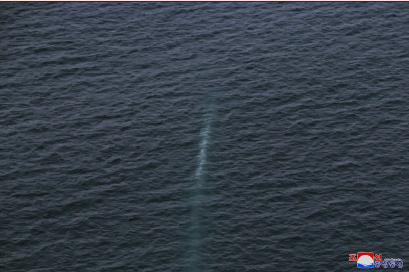 Tàu Haueil đang di chuyển ngầm dưới nước (Ảnh: KCNA).