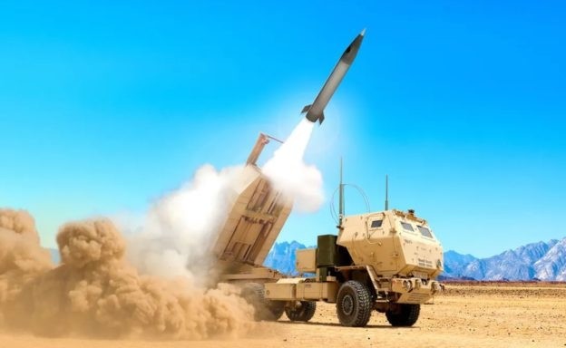 "Tên lửa tấn công chính xác" (Precision Strike Missile, PrSM) được phóng từ bệ phóng HIMARS (Ảnh: LTN).