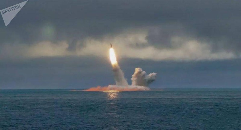 Tên lửa RSM-56 “Bulava” được phóng từ tàu ngầm "Yuri Dolgoruky" (Ảnh: Sputnik)