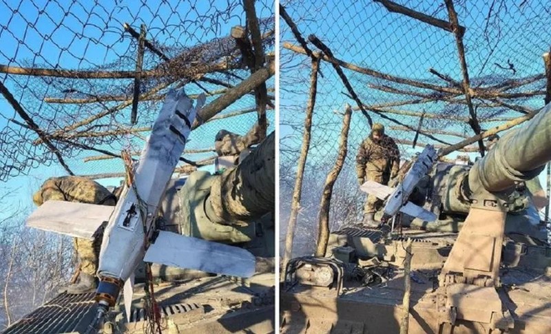 Hình ảnh cho thấy pháo tự hành và pháo thủ vẫn an toàn sau khi bị UAV tự sát Lancet tấn công (Ảnh: NetEasy). Hình ảnh cho thấy pháo tự hành và pháo thủ vẫn an toàn sau khi bị UAV tự sát Lancet tấn công (Ảnh: NetEasy).