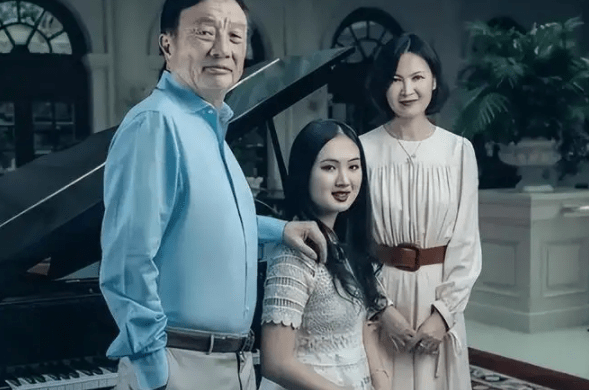 Ông Nhậm Chính Phi cùng bà vợ kém 30 tuổi Diêu Linh và con gái Diêu An Na (Ảnh: NetEasy).