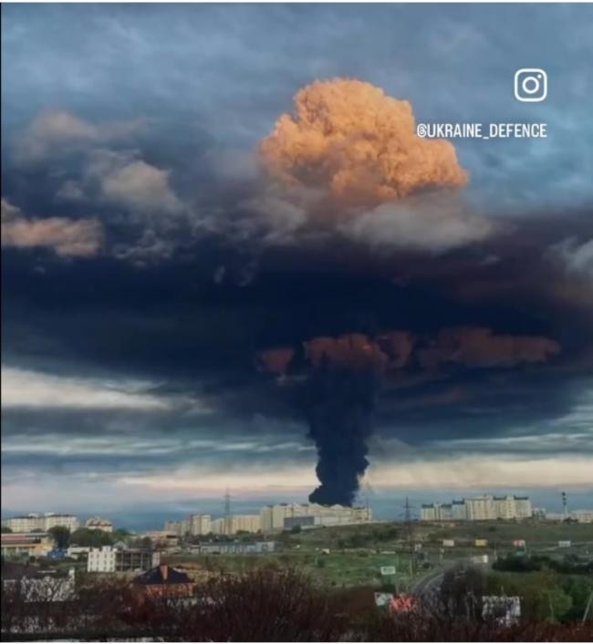 Hình ảnh chụp từ xa về đám cháy kho xăng dầu ở Sevastopol sáng 29/4 (Ảnh: @Ukraine_defence). Hình ảnh chụp từ xa về đám cháy kho xăng dầu ở Sevastopol sáng 29/4 (Ảnh: @Ukraine_defence).