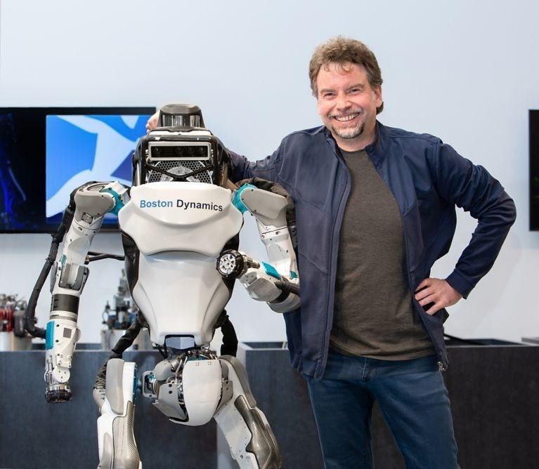 Ông Tim Ripley nghi ngờ tuyên bố của Boston Dynamics về không vũ khí hóa robot (Ảnh: Toutiao). Ông Tim Ripley nghi ngờ tuyên bố của Boston Dynamics về không vũ khí hóa robot (Ảnh: Toutiao).