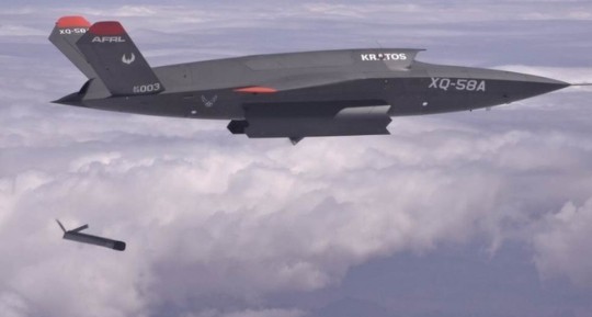 Máy bay không người lái XQ-58A của Mỹ phóng Altius-600M từ trên không (Ảnh: Newtalk).