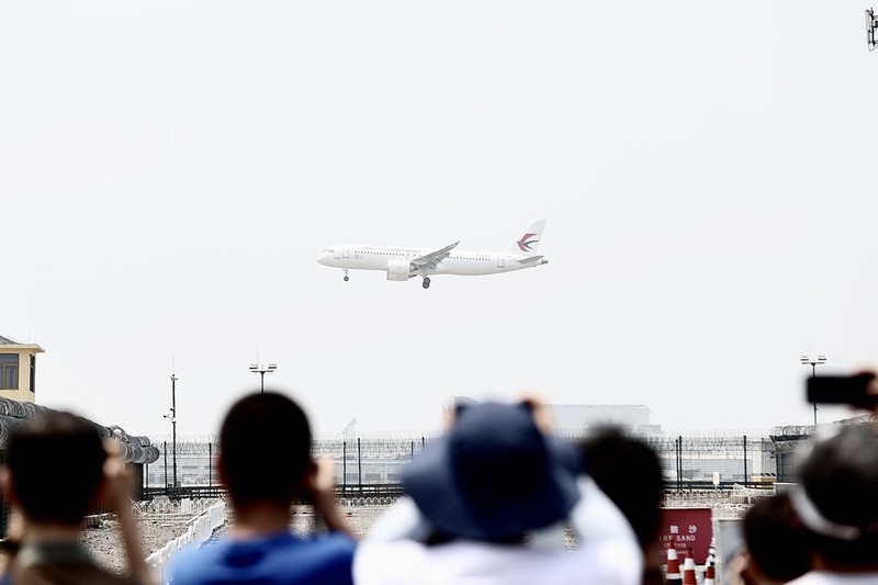 Dong dao dan chung tap trung chao mung chuyen bay.jpg