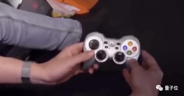 Gamepad duoc dung dieu khien Titan.jpg