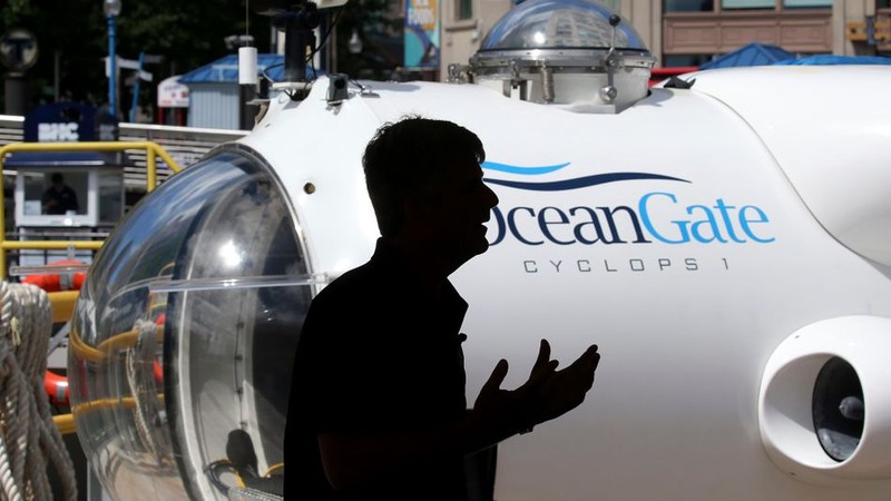 Ong Rush ben tau Titan.jpg