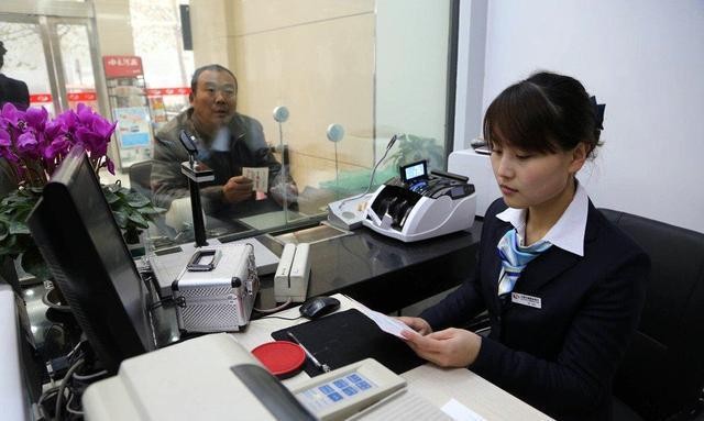 Tai cac khu nhieu nguoi cao tuoi van mo cac diem giao dich.jpg