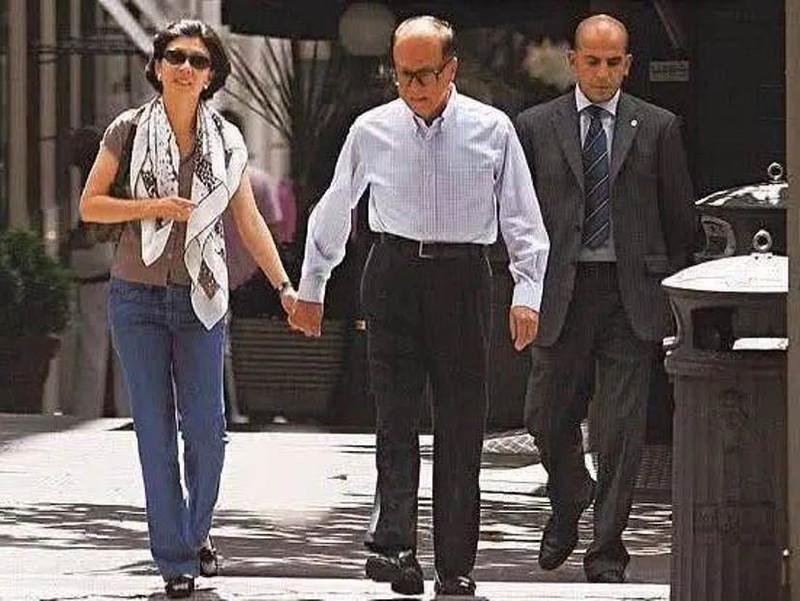 Hai nguoi dat tay nhau tren pho.jpg