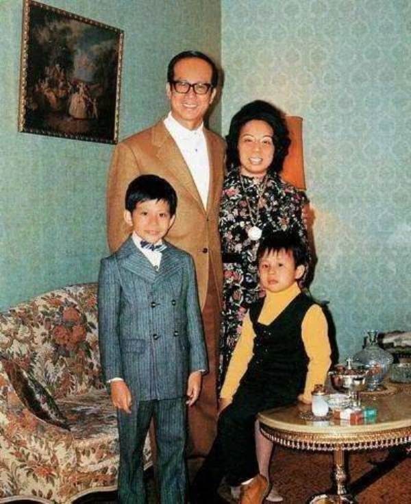 Ly Gia Thanh voi vo va hai con.jpeg