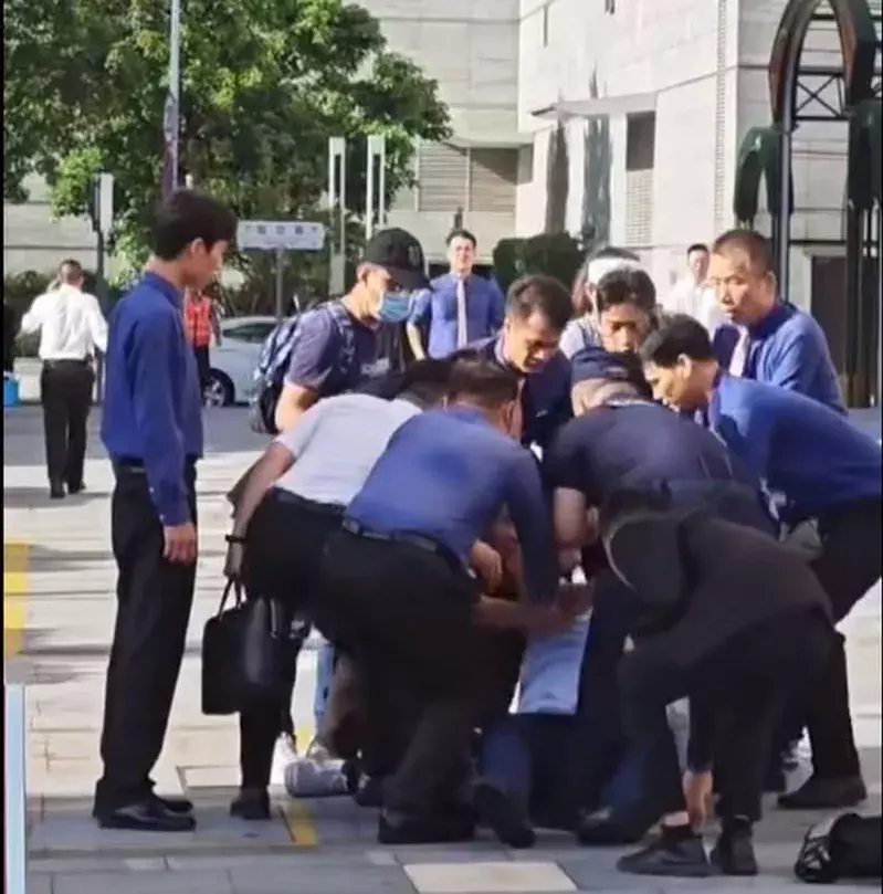 Ong Dieu bi xo nga.png