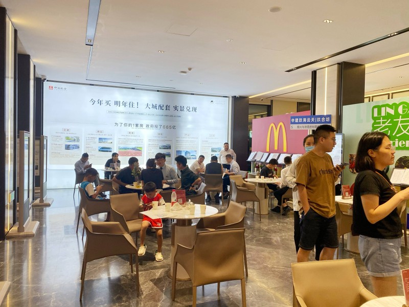 Cac van phong giao dịch nhà bat dau dong khach.jpeg