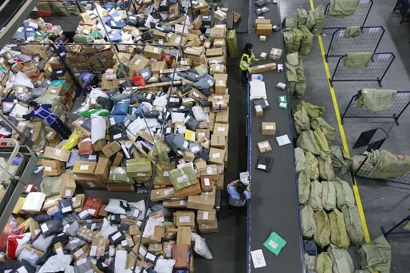 Quang canh mot tram giao nhan hang chuyen phat nhanh.jpg