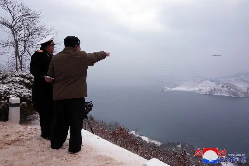 kim-jong-un-quan-sat-phong-92.png