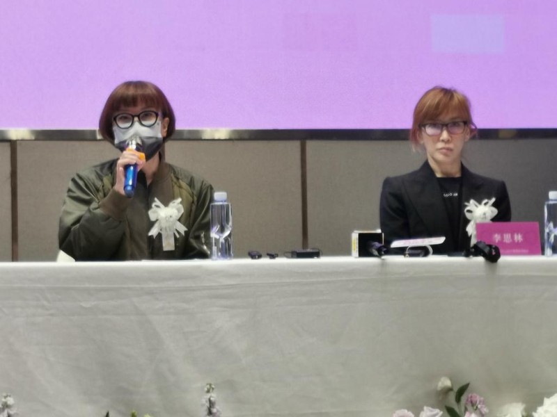 Hai chị gái Coco Lee tổ chức họp báo phản đối hồi sinh em gái.jpeg