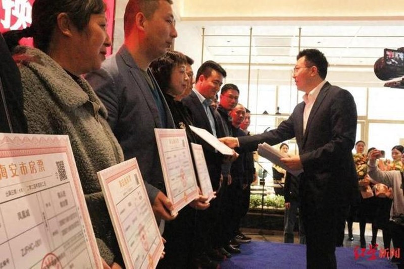 Cac ho dan Hai An nhan nha.jpg