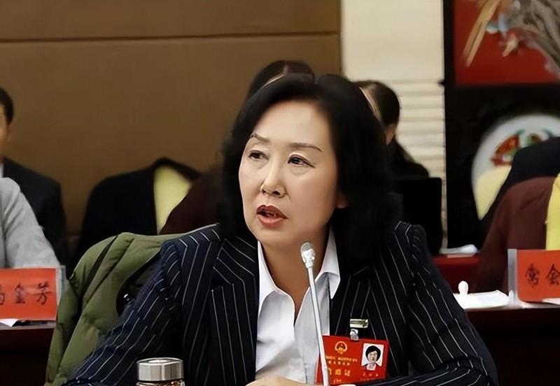 Ngo Le Hoa noi tieng xinh dep va dam loan.jpeg