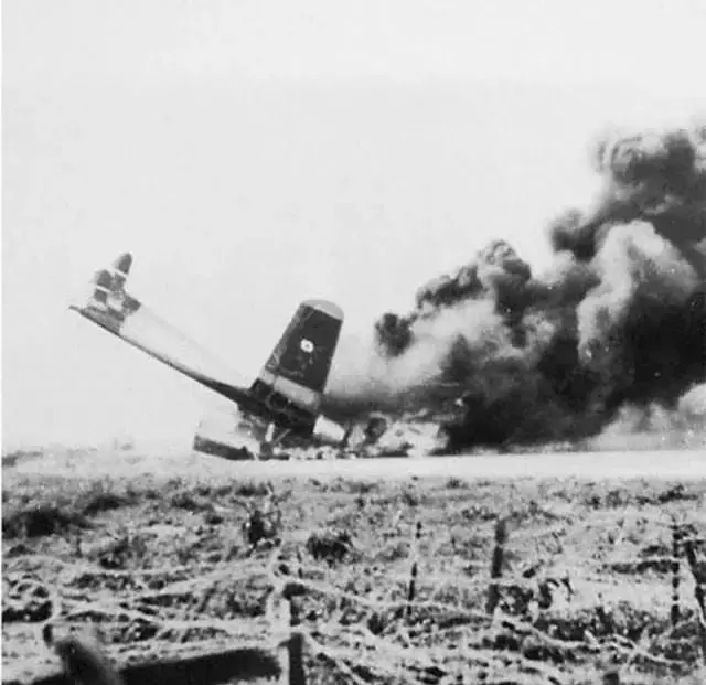 May bay Phap trung dan phao.png