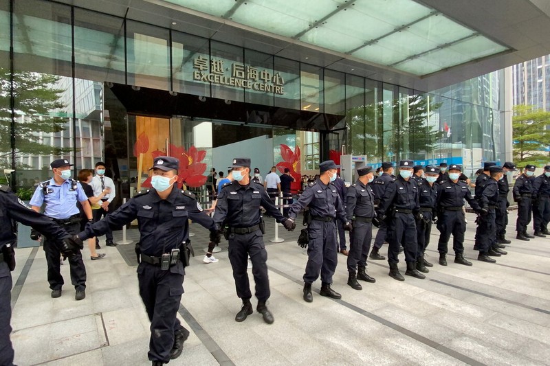 Canh sat lap hang rao ngan can nguoi bieu tinh o Quang Chau.jpg