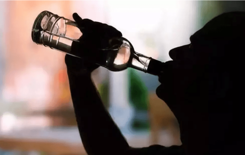 2 phan 3 thanh nien uong ruou.png