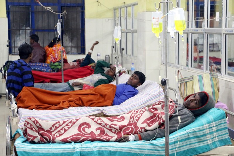 Hang tram nguoi dang dieu tri.JPG