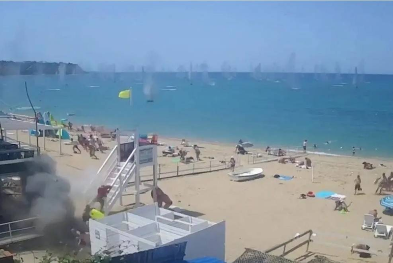 Manh vo ten lua roi xuong bai bien.png