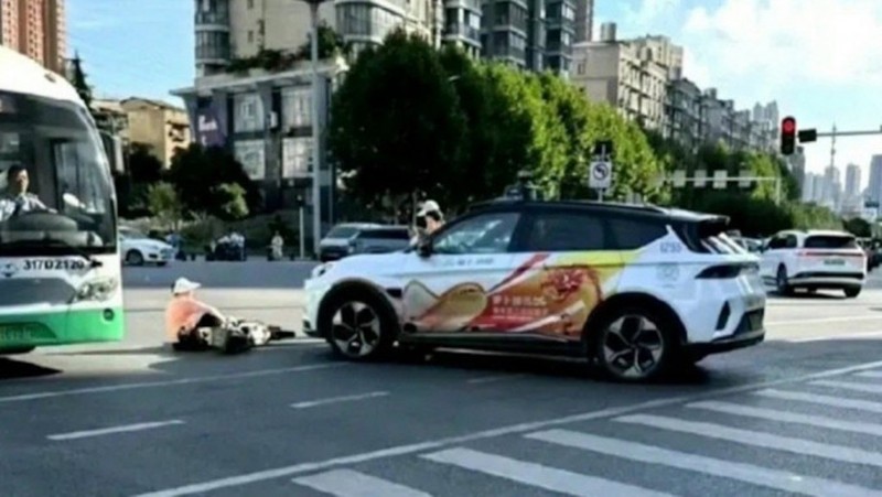 NGuoi phu nu vuot den do bi xe dam.jpg