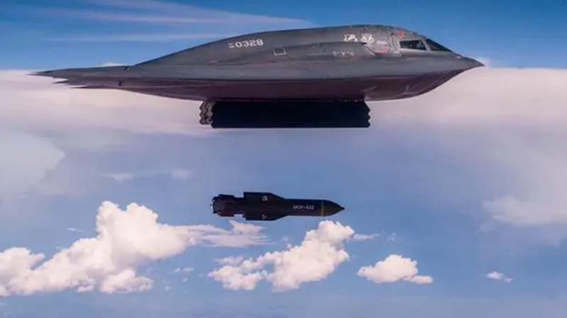 B-2 tha bom tu do cao.png