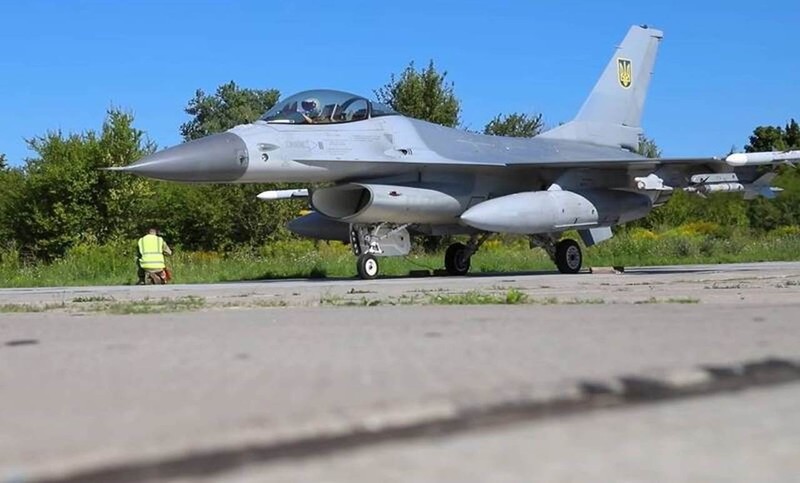 F-6 lan tren duong bang.jpg