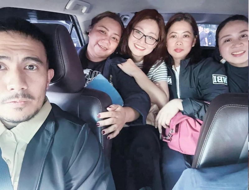 Cac nhan vien cup anh cung Alice Guo.jpg