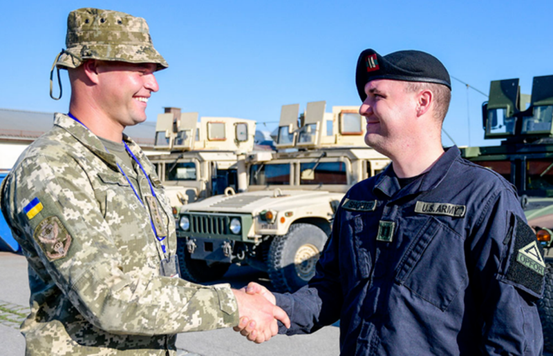 Si quan Ukraine chao don giang vien NATO.png