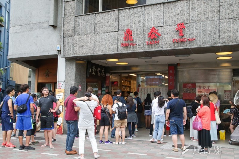 Xep hang truoc mot nha hang.jpg