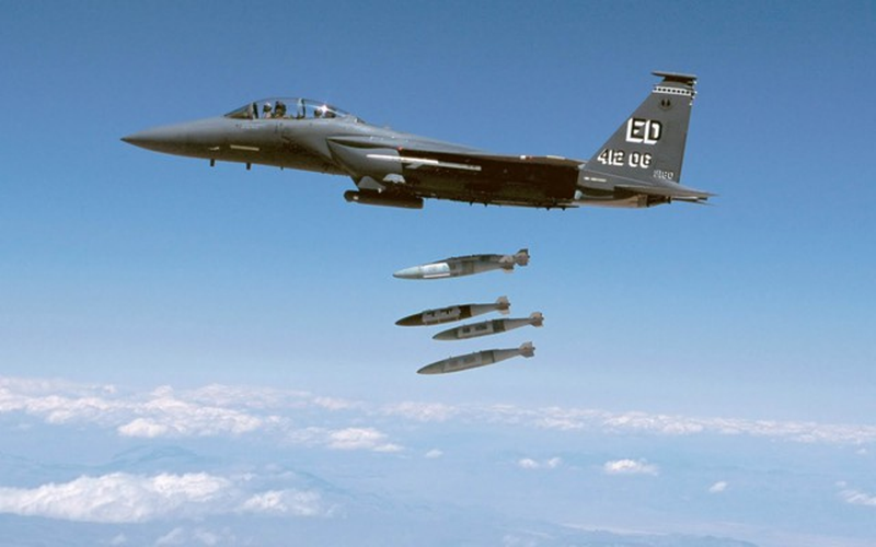 Bom duoc tha tu tren cao.png