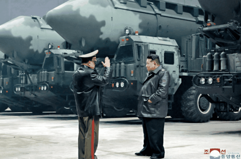 Kim Jong-un  thi sat can cu ten lua.png
