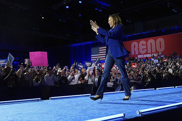 Kamala Harris van dong o Nevada.jpg