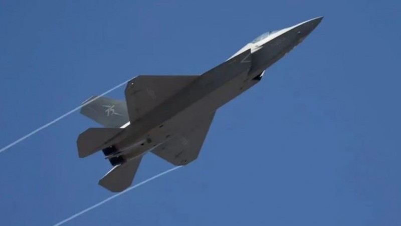 J-35A bay bieu dien.jpg