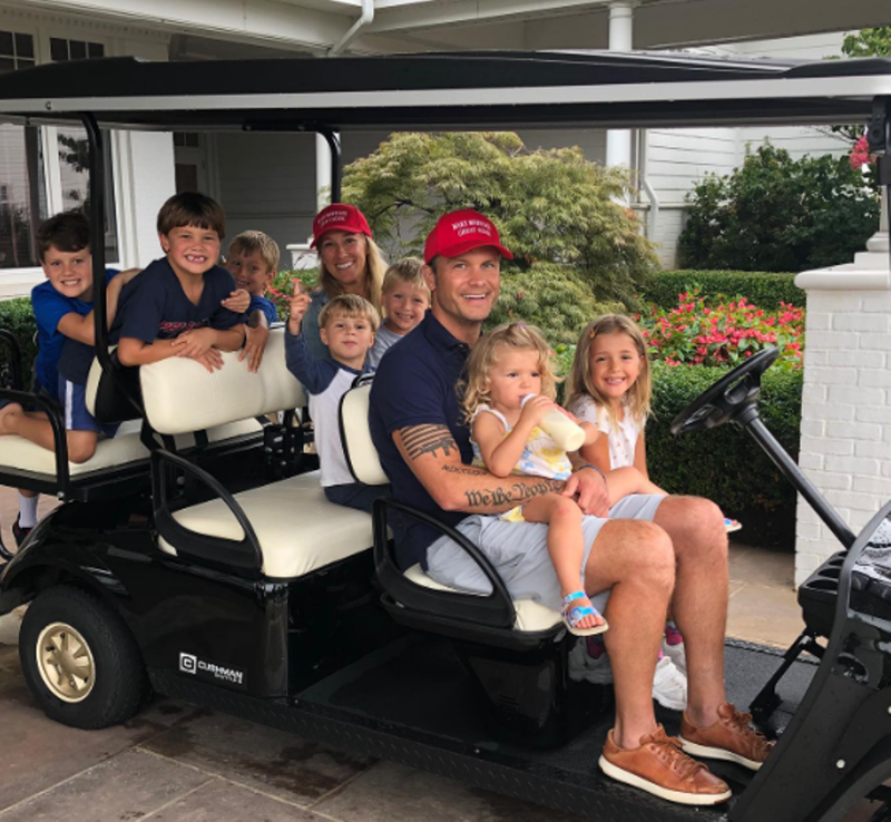 Vo chong Hegseth va 7 con.png